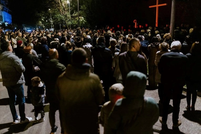Procesija, molitve i svijeće u Mostaru za žrtve Vukovara